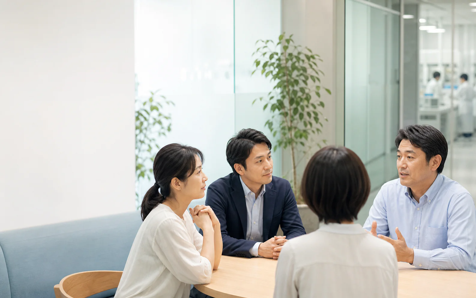 会社と協議する社員のイメージ