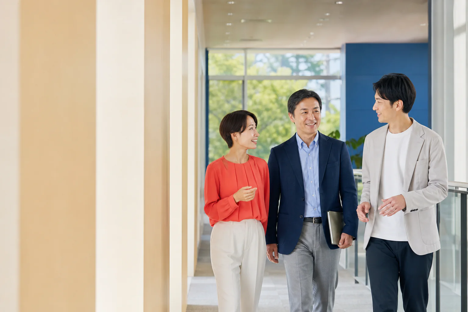 職場で対話する仲間のイメージ